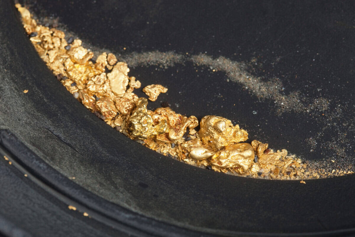 2 Canadian Gold Stocks to Buy if the Metal Keeps Climbing